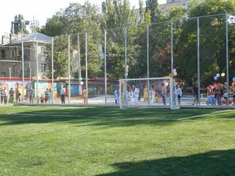 К 220-летию Одессы в школе № 4 открыли современный стадион