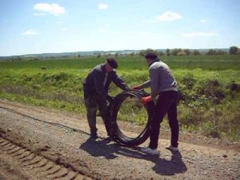 Двое отчаянных украли телефонный кабель с крыши дома на 14 тысяч