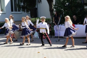 Центр реабилитации лиц с отклонениями психофизического развития получил подарок от города - детскую площадку (фото)