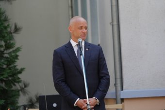 Центр реабилитации лиц с отклонениями психофизического развития получил подарок от города - детскую площадку (фото)