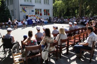 Центр реабилитации лиц с отклонениями психофизического развития получил подарок от города - детскую площадку (фото)
