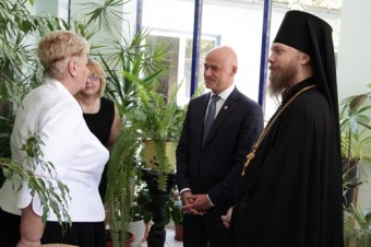 Центр реабилитации лиц с отклонениями психофизического развития получил подарок от города - детскую площадку (фото)