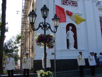 Равнение на флаг!