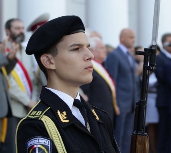 Равнение на флаг!