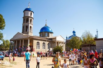 Одесская епархия помогает собирать детей в школу