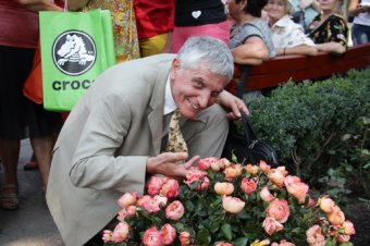 В честь праздника!  Одесситкам сегодня дарили розы и угощали сладостями (фото)