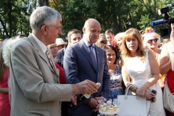 В честь праздника!  Одесситкам сегодня дарили розы и угощали сладостями (фото)