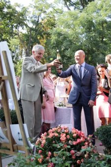 В честь праздника!  Одесситкам сегодня дарили розы и угощали сладостями (фото)