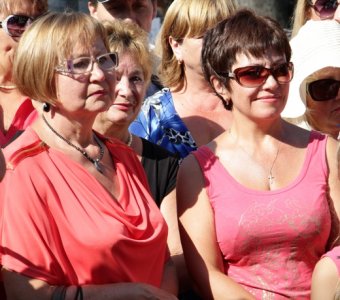 В честь праздника!  Одесситкам сегодня дарили розы и угощали сладостями (фото)