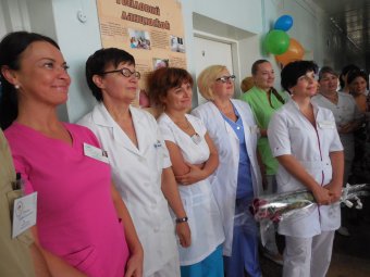 Геннадий Труханов поздравил маму первой новорожденной в День города