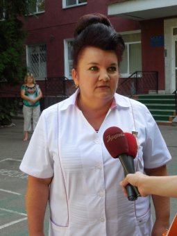 Геннадий Труханов поздравил маму первой новорожденной в День города
