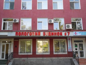 Геннадий Труханов поздравил маму первой новорожденной в День города
