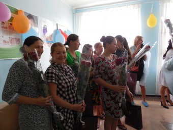 Геннадий Труханов поздравил маму первой новорожденной в День города