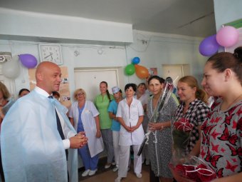 Геннадий Труханов поздравил маму первой новорожденной в День города