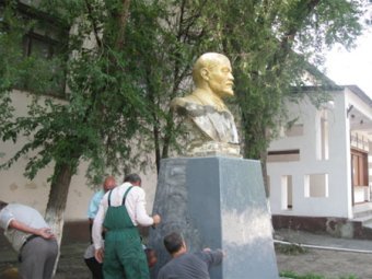 Коммунисты Болградского района восстановили разрушенный бюст В.И. Ленина (фото)  