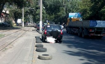 На некоторых улицах Одессы появились покрышки. К чему бы это? (фото)