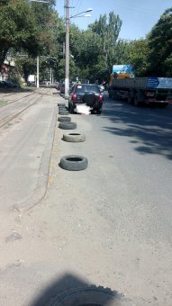 На некоторых улицах Одессы появились покрышки. К чему бы это? (фото)