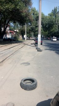 На некоторых улицах Одессы появились покрышки. К чему бы это? (фото)