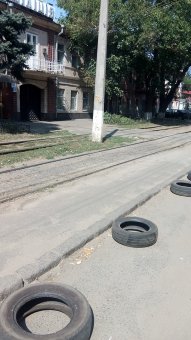 На некоторых улицах Одессы появились покрышки. К чему бы это? (фото)