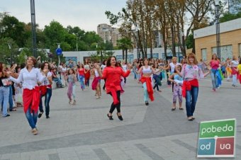 Более 50-ти танцовщиц участовали во флэш-мобе «BellyDance по-одесски» в Аркадии