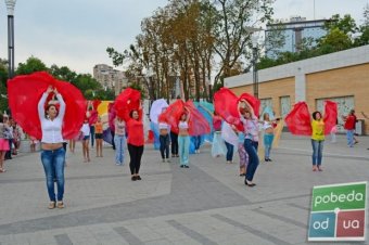 Более 50-ти танцовщиц участовали во флэш-мобе «BellyDance по-одесски» в Аркадии