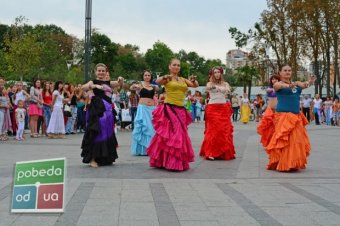 Более 50-ти танцовщиц участовали во флэш-мобе «BellyDance по-одесски» в Аркадии