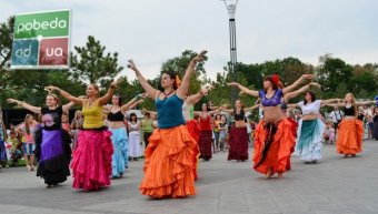 Более 50-ти танцовщиц участовали во флэш-мобе «BellyDance по-одесски» в Аркадии