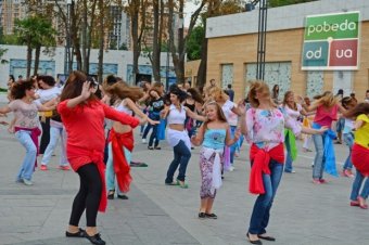 Более 50-ти танцовщиц участовали во флэш-мобе «BellyDance по-одесски» в Аркадии