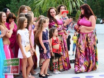 Более 50-ти танцовщиц участовали во флэш-мобе «BellyDance по-одесски» в Аркадии