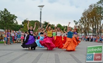 Более 50-ти танцовщиц участовали во флэш-мобе «BellyDance по-одесски» в Аркадии
