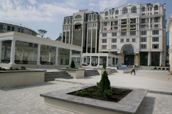 На Греческой площади убрали строительный забор (фото)