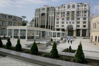 На Греческой площади убрали строительный забор (фото)