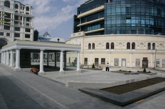 На Греческой площади убрали строительный забор (фото)