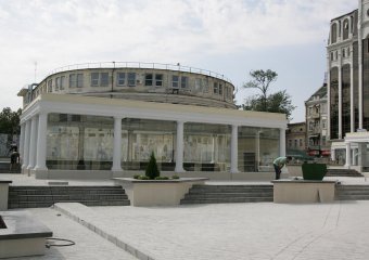 На Греческой площади убрали строительный забор (фото)