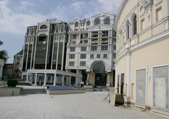 На Греческой площади убрали строительный забор (фото)