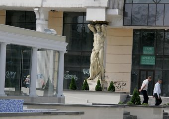 На Греческой площади убрали строительный забор (фото)