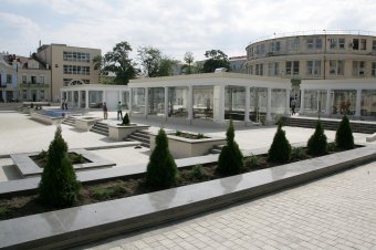 На Греческой площади убрали строительный забор (фото)
