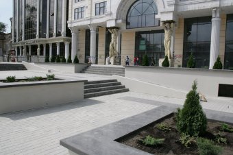 На Греческой площади убрали строительный забор (фото)