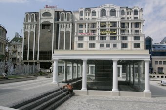 На Греческой площади убрали строительный забор (фото)