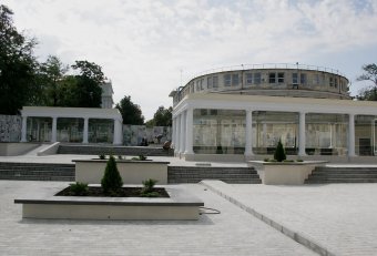 На Греческой площади убрали строительный забор (фото)