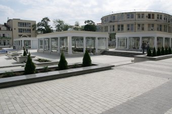 На Греческой площади убрали строительный забор (фото)