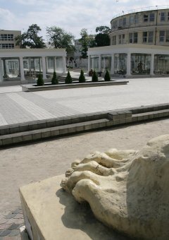 На Греческой площади убрали строительный забор (фото)