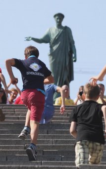 Одесситы сегодня штурмовали Потемкинскую лестницу (фото)