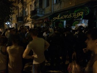 Активисты «Наследия» с помощью «болгарки» штурмовали офис в центре Одессы (фото)