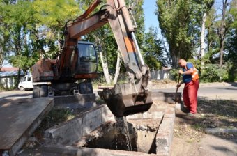 Коммунальщики очистили ливневый коллектор Пересыпи