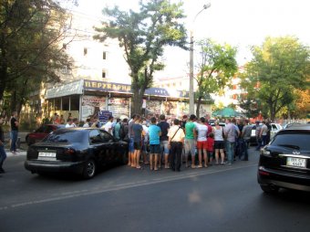 В Одессе толпа едва не расправилась с водителем, сбившим пешехода (фото)