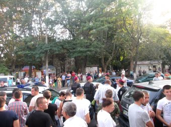 В Одессе толпа едва не расправилась с водителем, сбившим пешехода (фото)