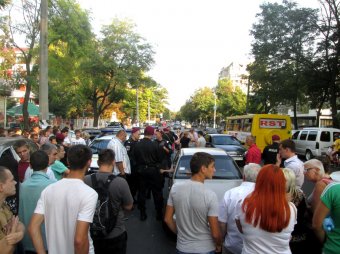 В Одессе толпа едва не расправилась с водителем, сбившим пешехода (фото)