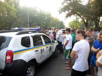 В Одессе толпа едва не расправилась с водителем, сбившим пешехода (фото)