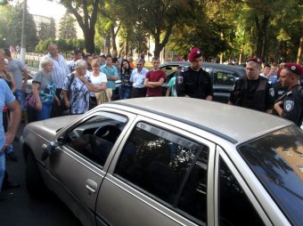 В Одессе толпа едва не расправилась с водителем, сбившим пешехода (фото)